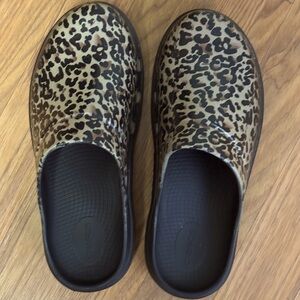 OOFOS Leopard Print Recovery Clog 8
Limited Edition W 8 M 6